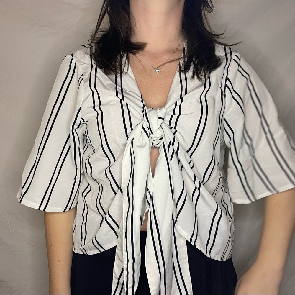 🤍 black and white tie up front 🤍